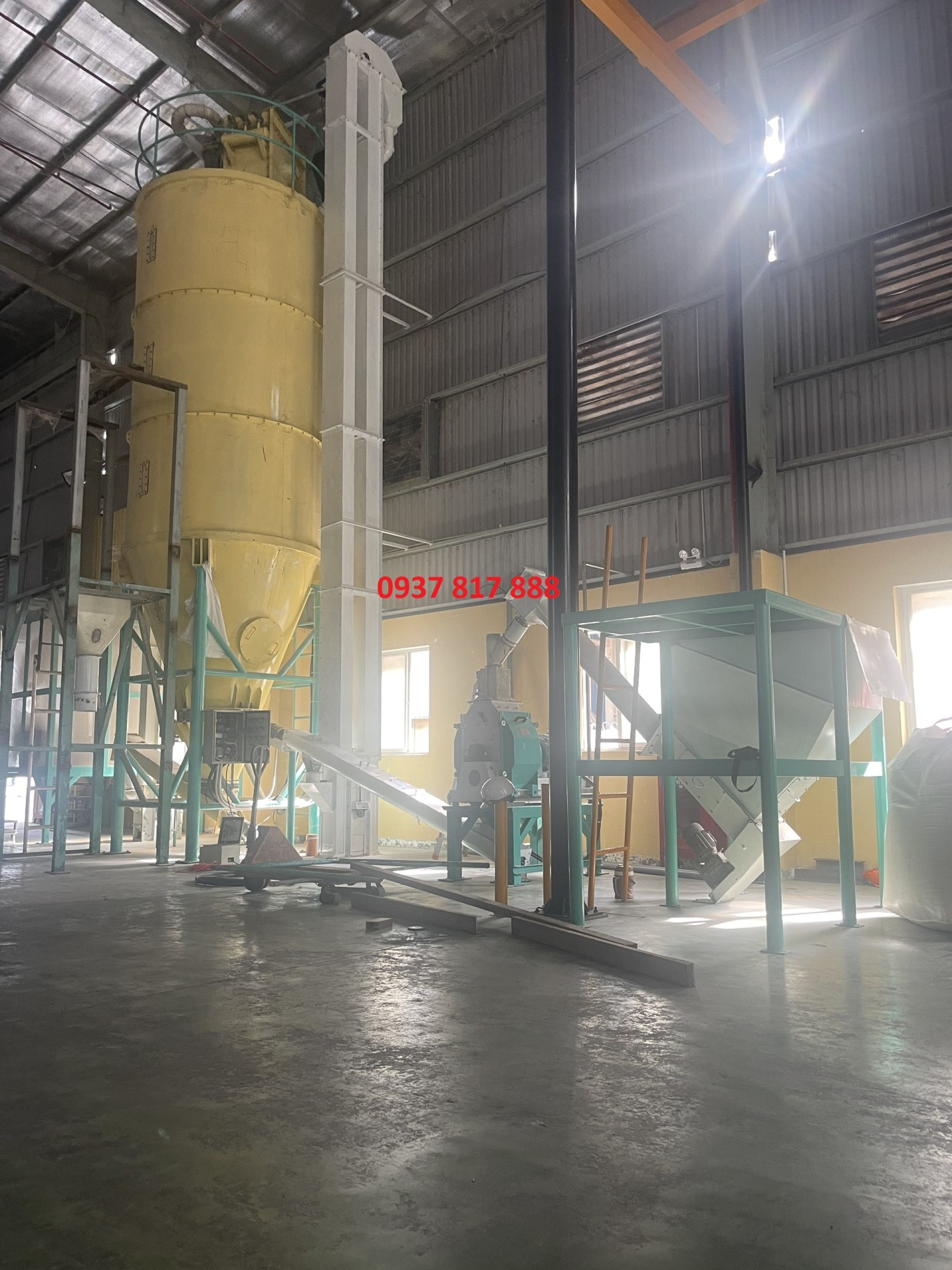 Vít tải nghiêng nâng nguyên liệu lên silo hoặc máy trộn